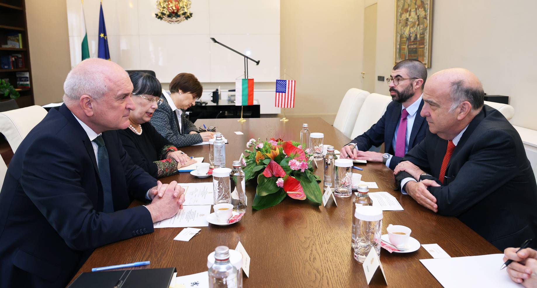  Министър-председателят Димитър Главчев и посланикът на Съединени американски щати у нас Кенет Мертен на среща в Министерския съвет 